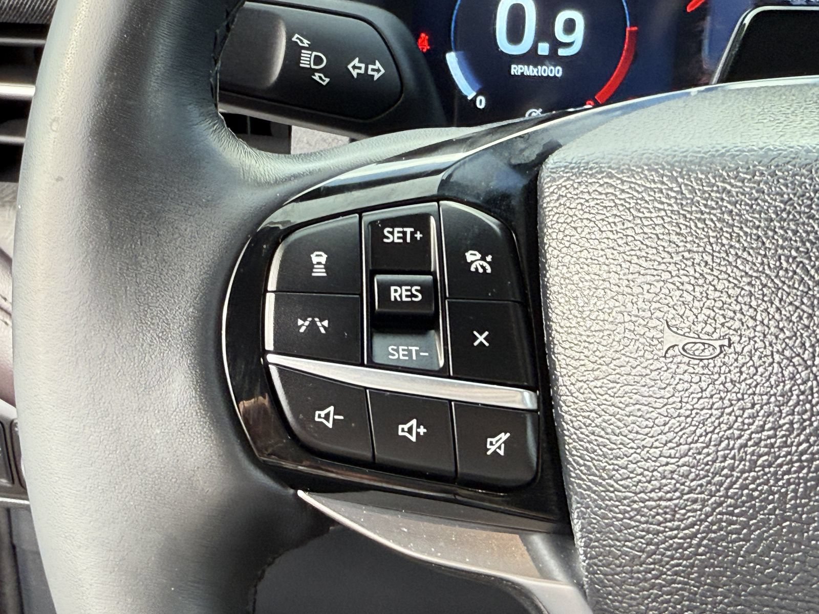 Certified 2025 Ford Explorer Platinum RWD image 31