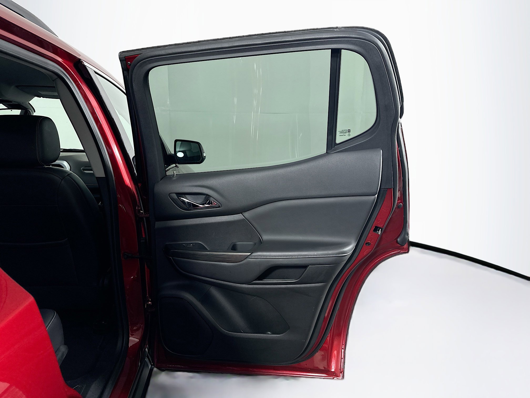 Used 2023 GMC Acadia SLT image 32