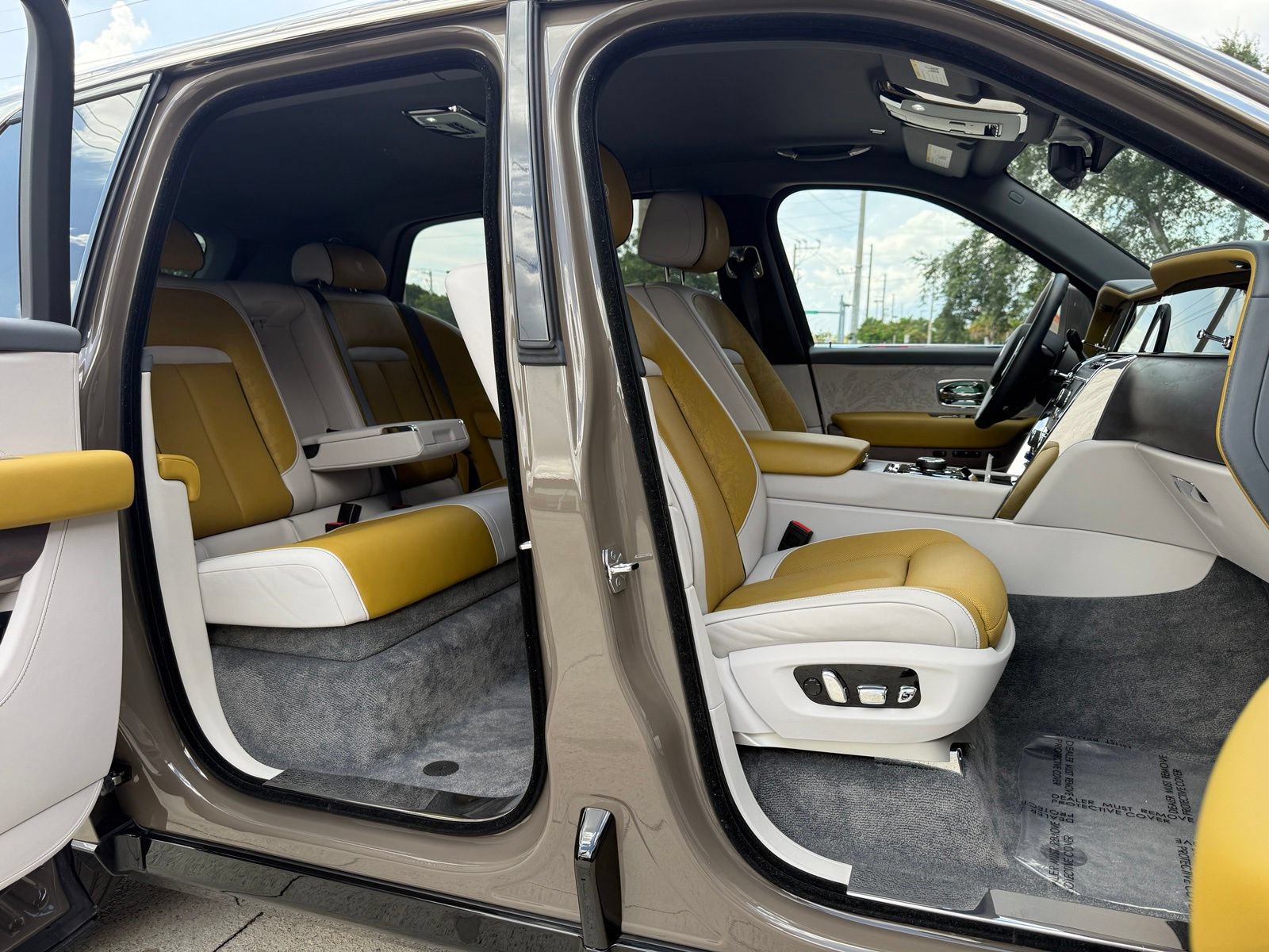 Used 2025 Rolls-Royce Cullinan AWD/4WD image 31