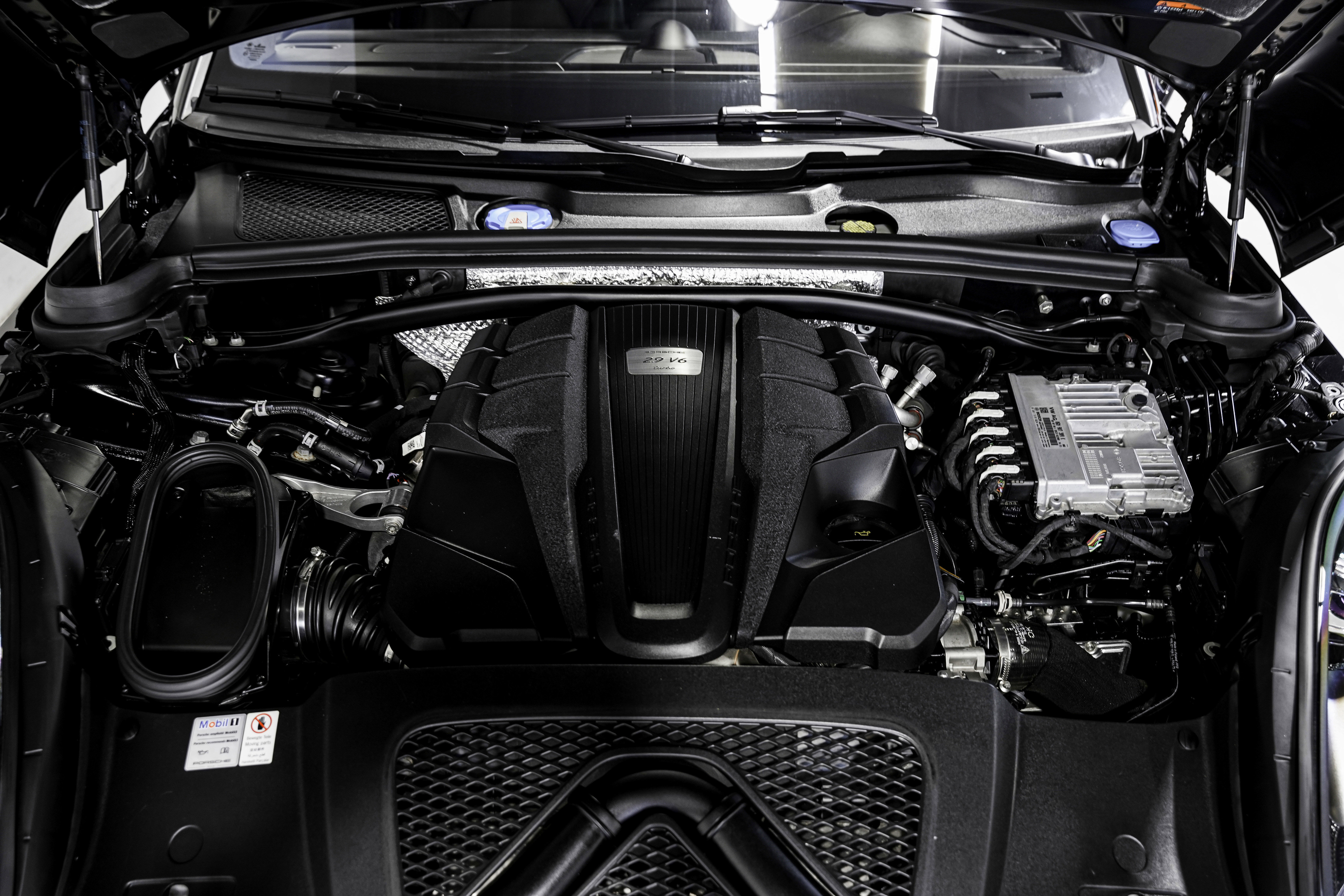 Used 2020 Porsche Macan Turbo image 45