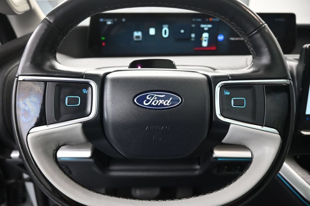 Used 2025 Ford Expedition Platinum w/ Driver's Package AWD/4WD image 12