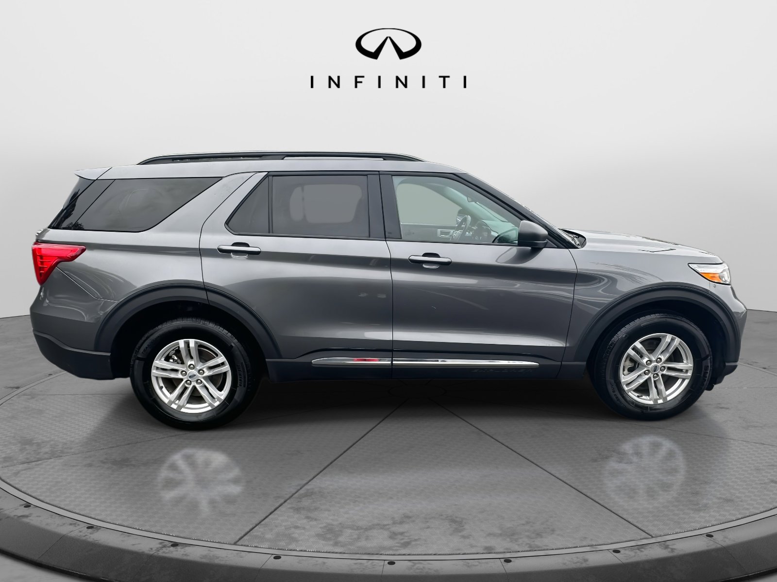 Used 2023 Ford Explorer XLT w/ Equipment Group 202A image 3