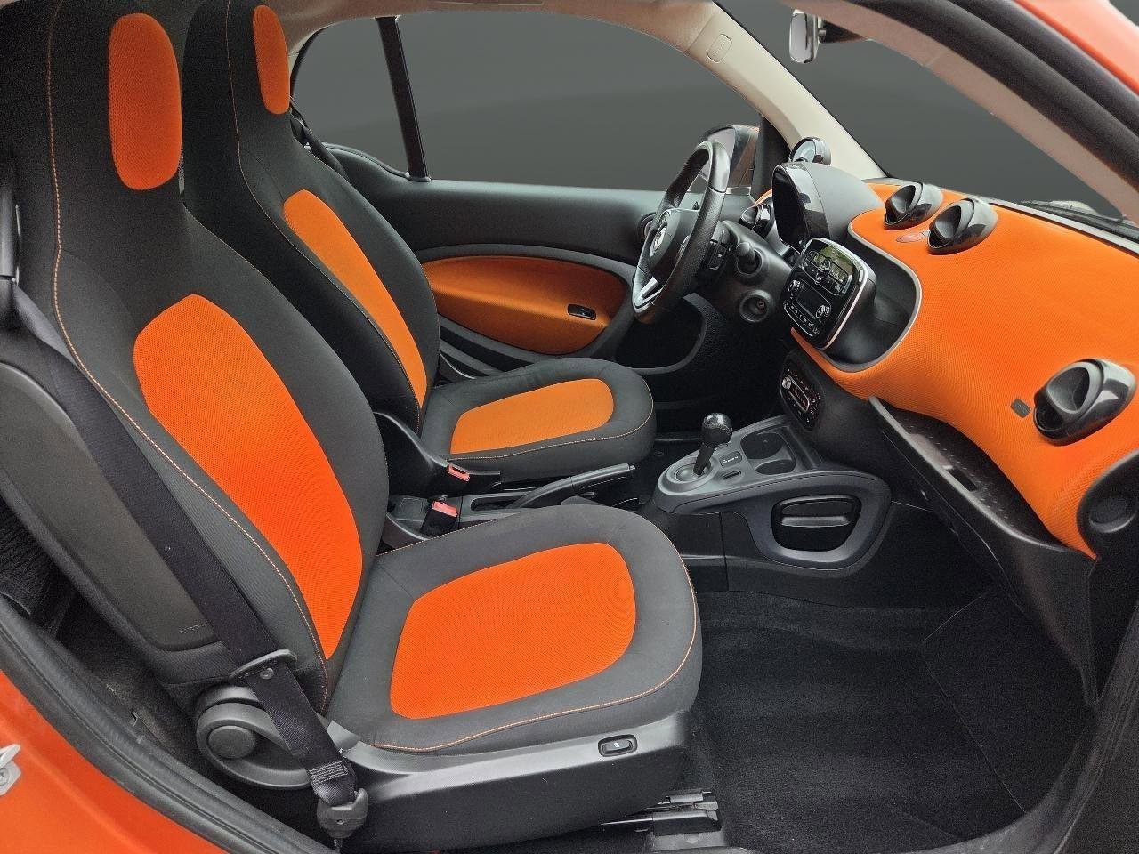 Used 2016 smart fortwo passion RWD image 12