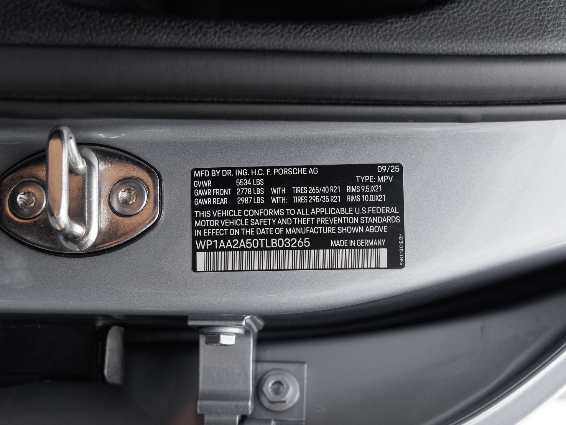 Certified 2026 Porsche Macan AWD/4WD image 41
