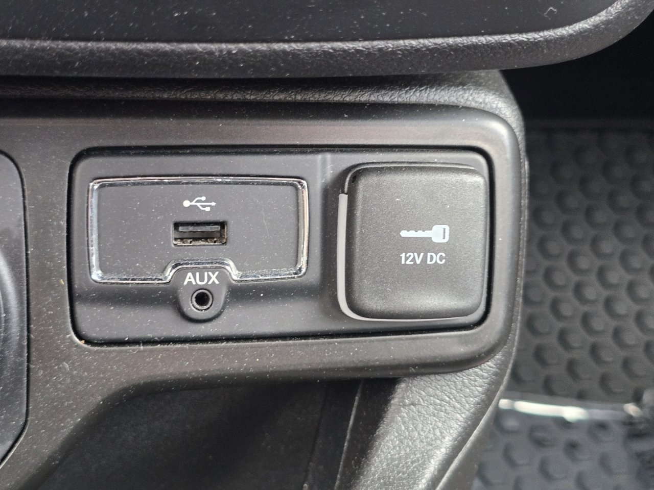 Used 2023 Jeep Renegade Latitude w/ Premium Group AWD/4WD image 28