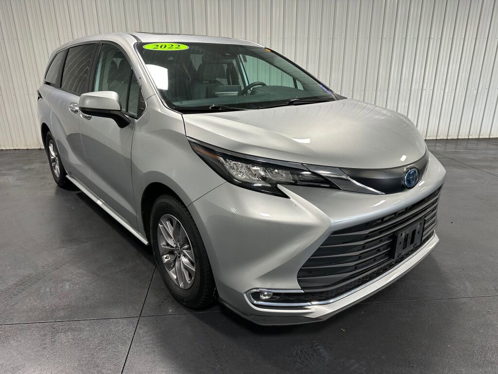 Used 2022 Toyota Sienna XLE image 2