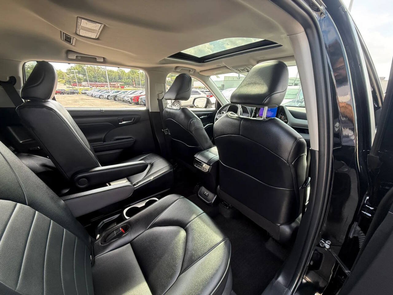 Used 2024 Toyota Highlander XLE AWD/4WD image 19