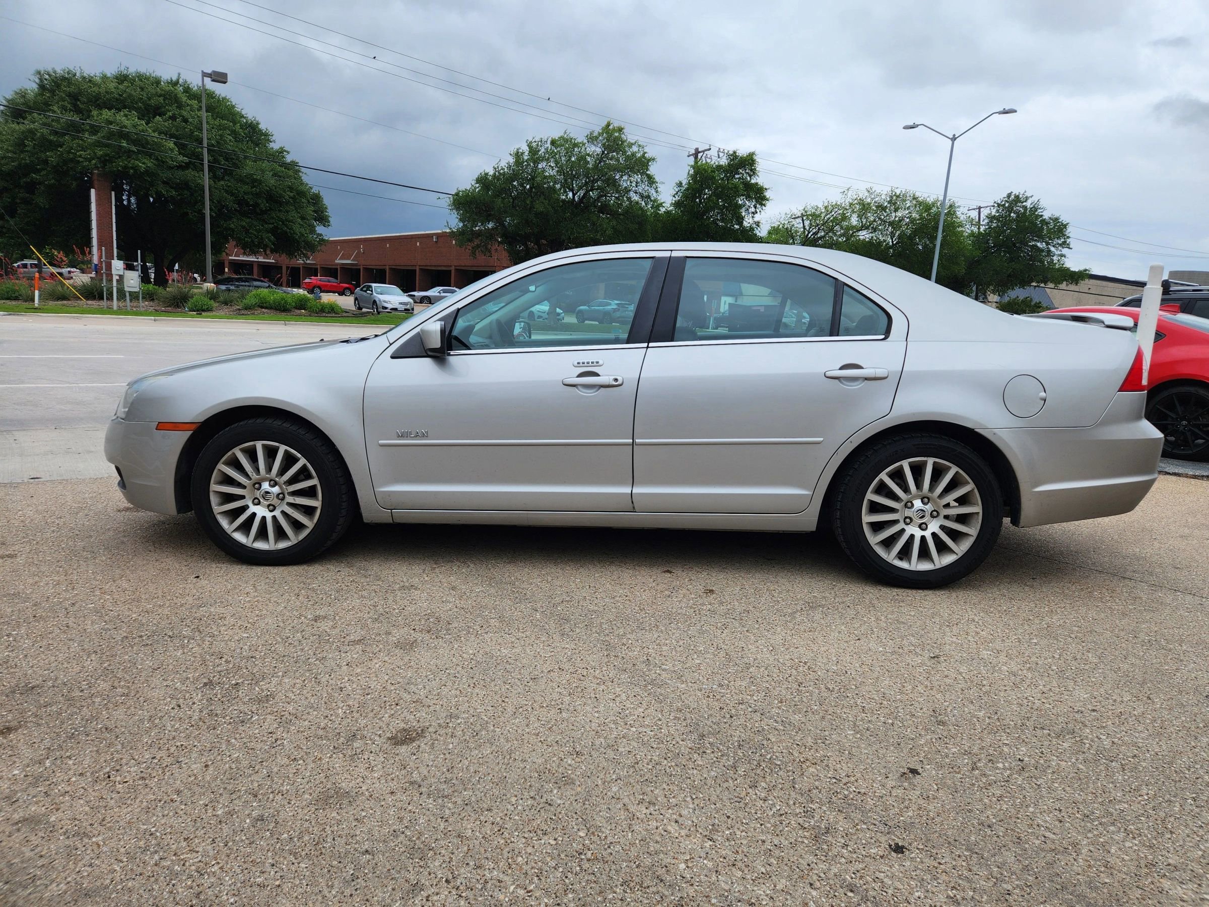 Used 2008 Mercury Milan Premier FWD image 2