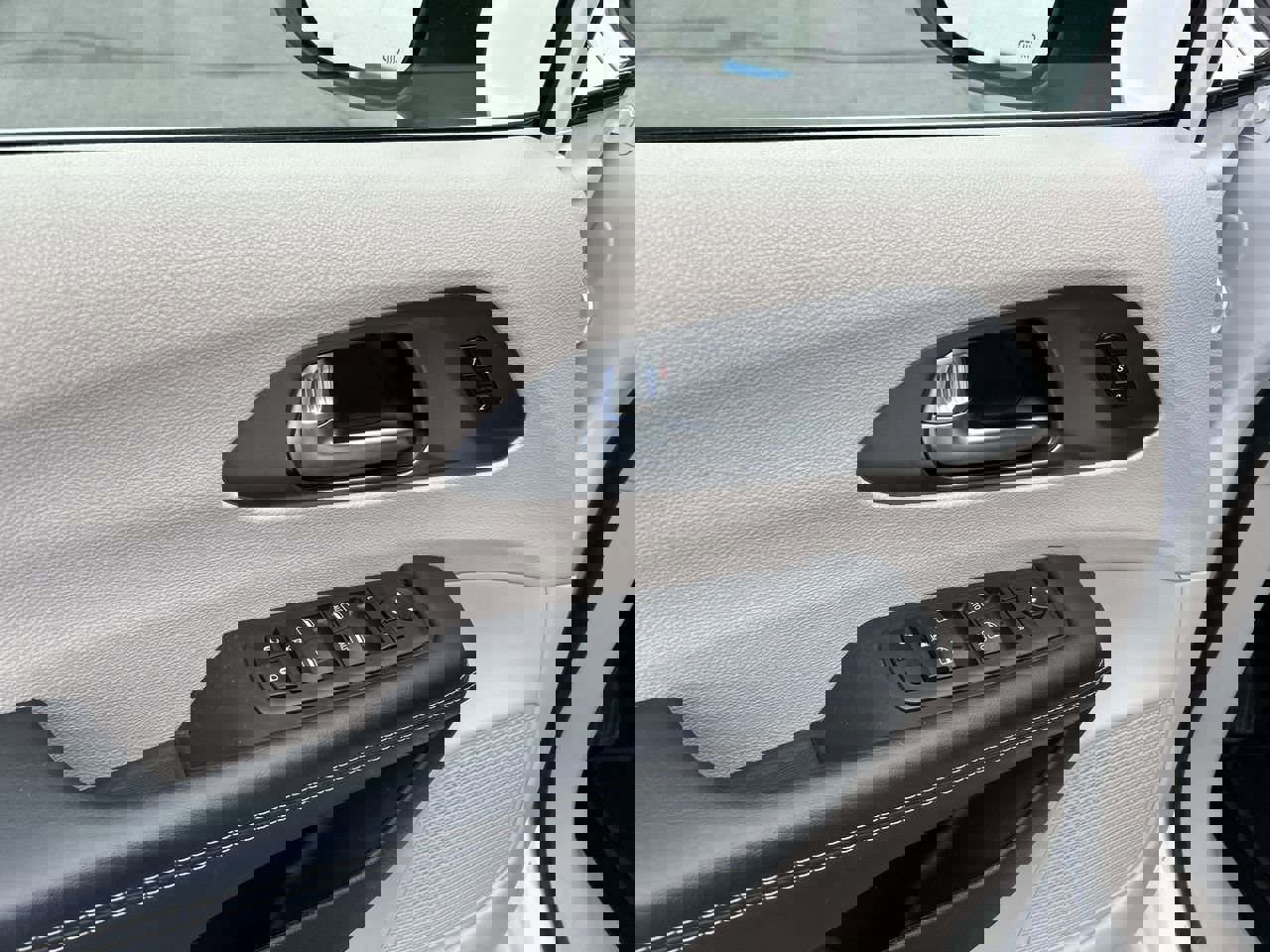 Used 2023 Chrysler Pacifica Touring-L image 19