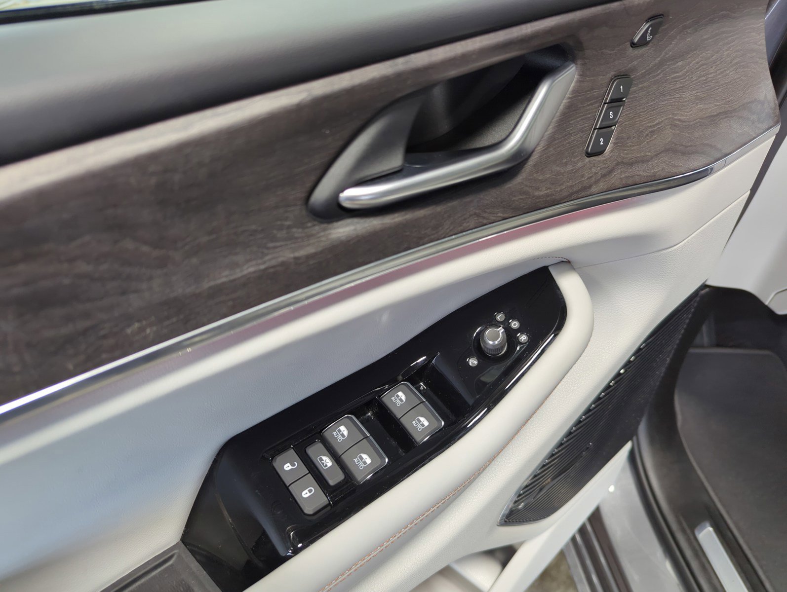 Used 2022 Jeep Grand Cherokee Overland w/ Advanced Protech Group III image 19