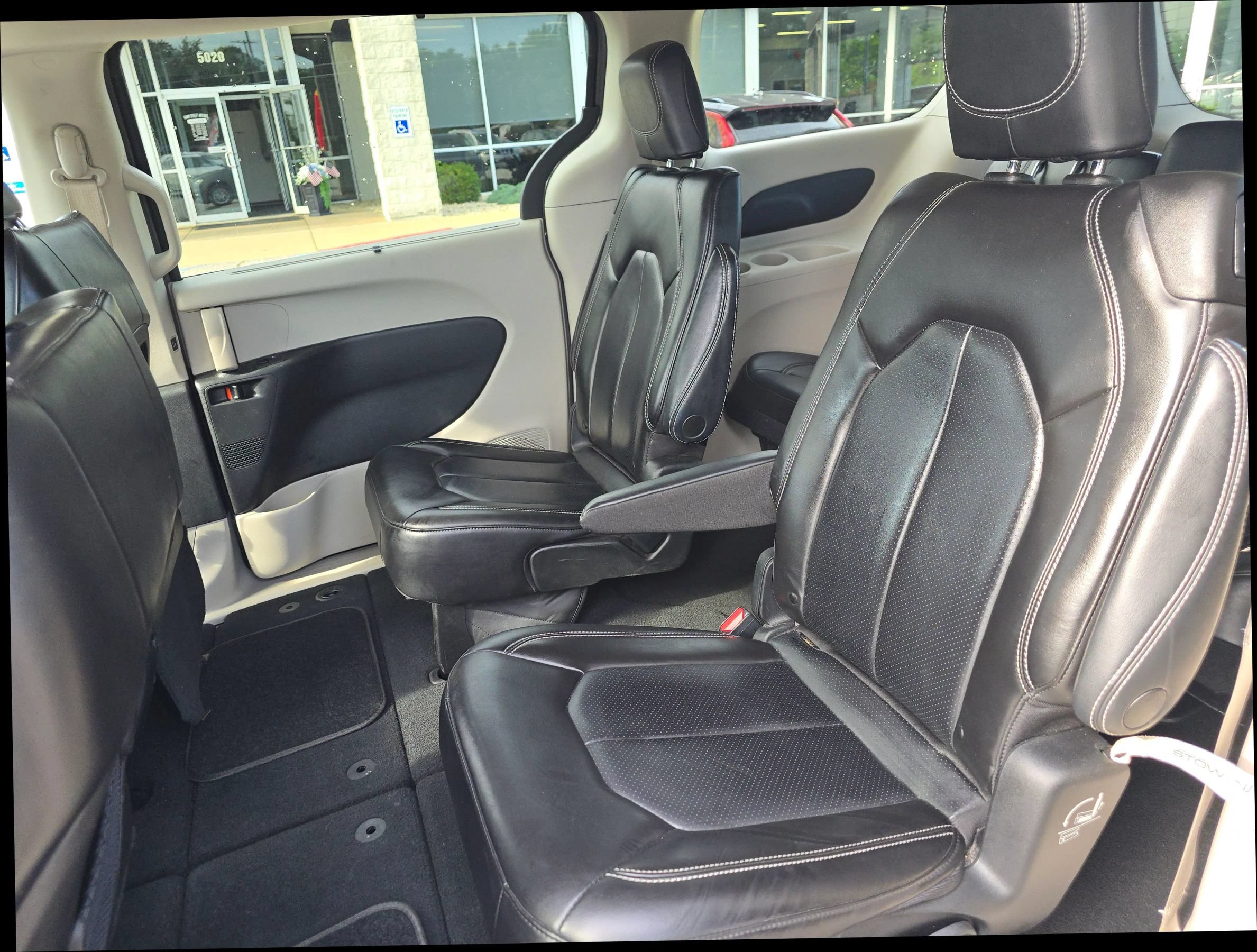 Used 2023 Chrysler Pacifica Touring-L FWD image 11