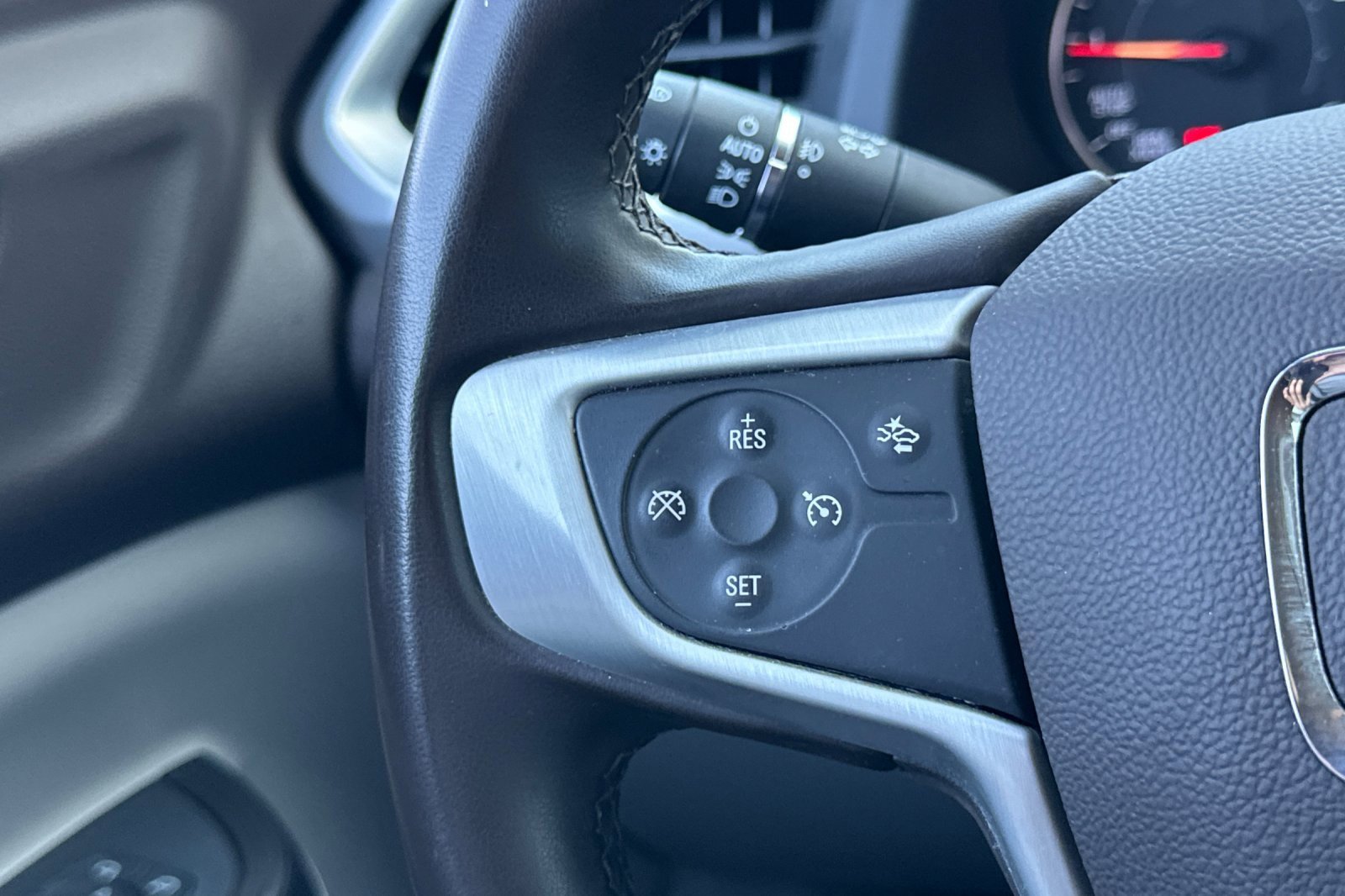 Used 2023 GMC Acadia SLT image 38