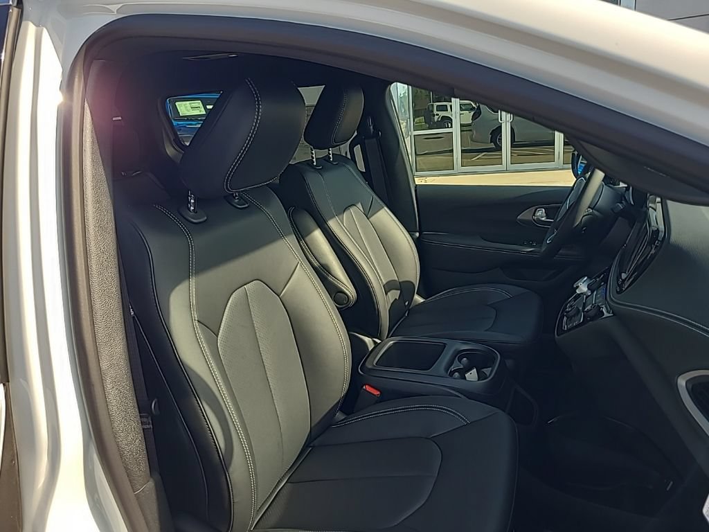 New 2025 Chrysler Pacifica Select FWD image 26