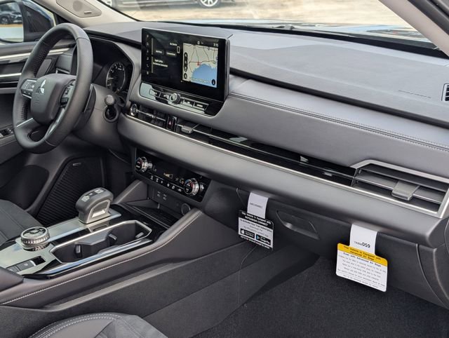 Used 2025 Mitsubishi Outlander SE image 29