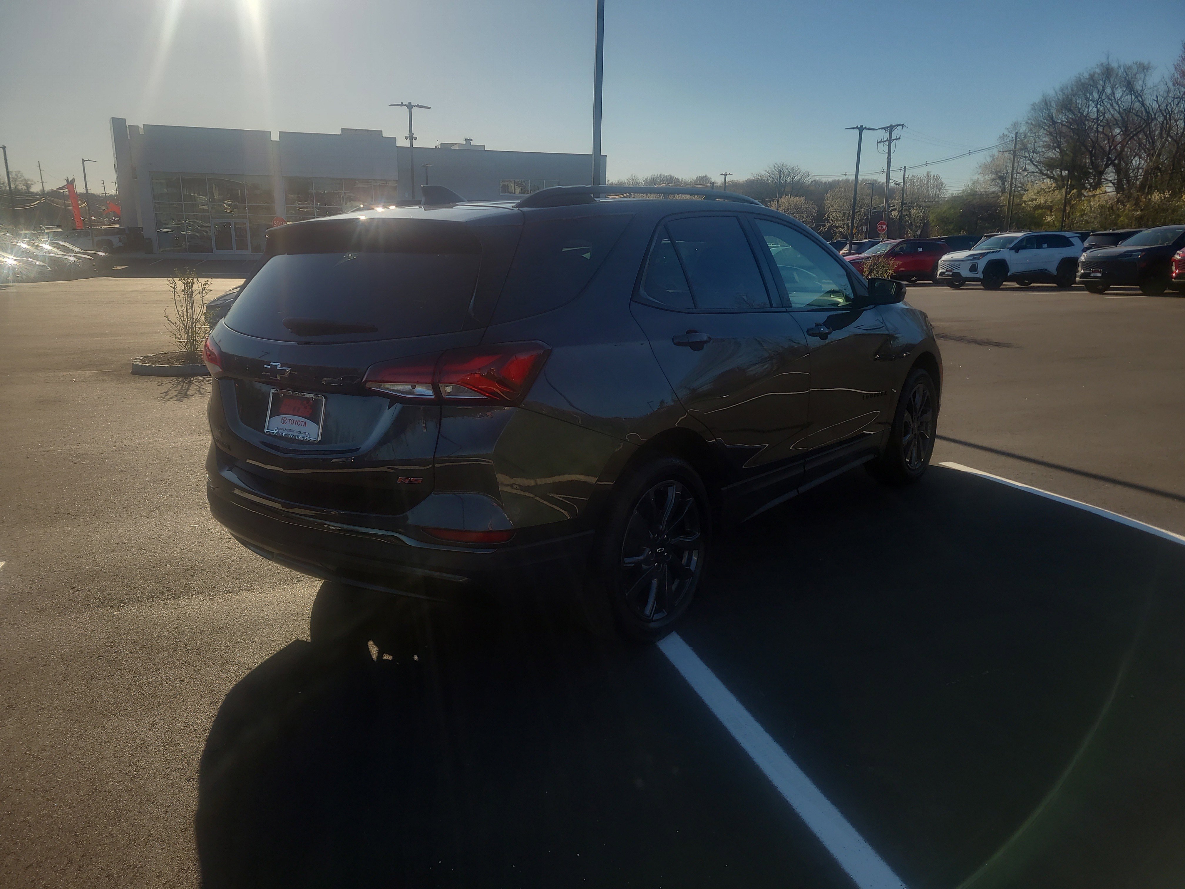 Used 2022 Chevrolet Equinox RS w/ Infotainment Package image 8