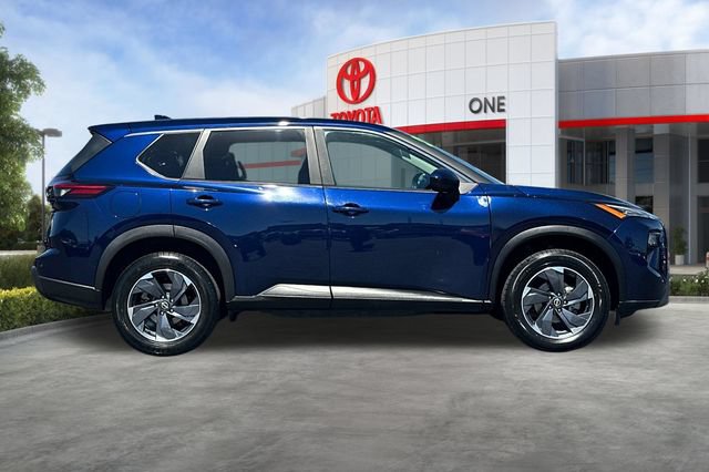 Used 2024 Nissan Rogue SV FWD image 3