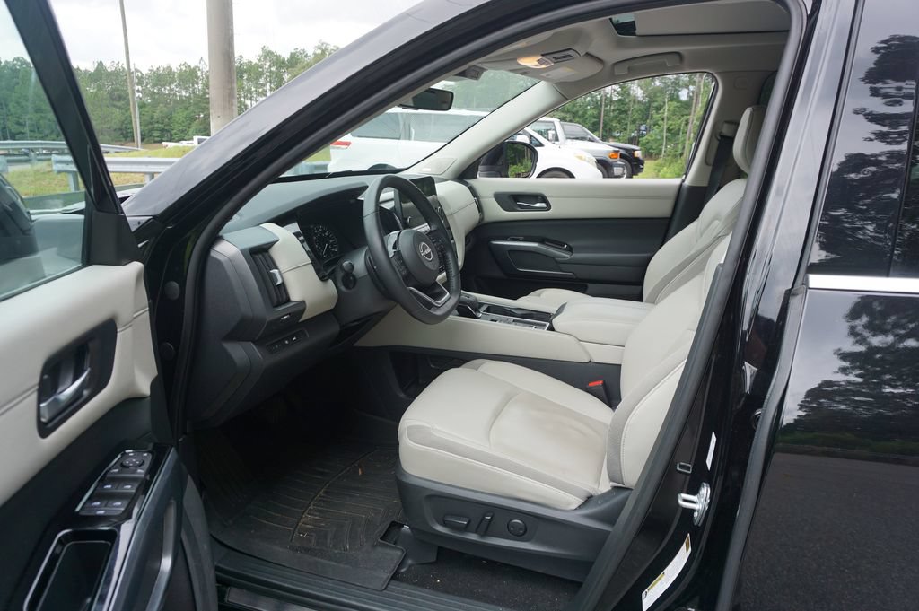 Used 2023 Nissan Pathfinder SL w/ SL Premium Package FWD image 2