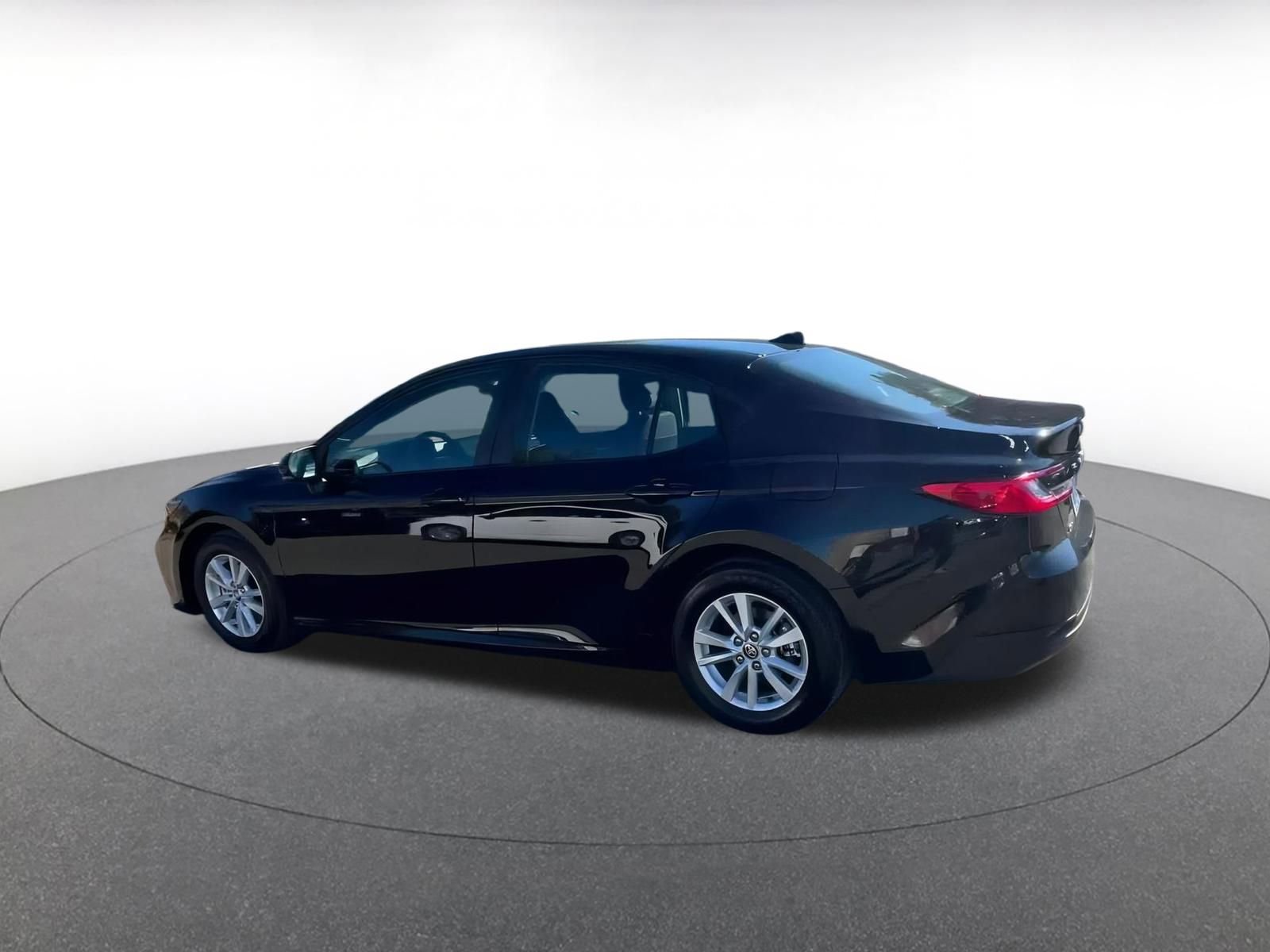 Used 2025 Toyota Camry LE image 10