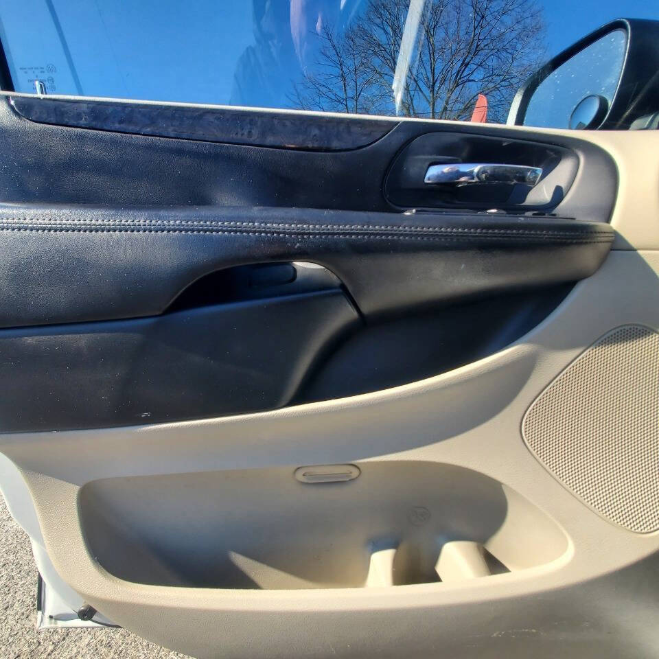 Used 2014 RAM C/V Tradesman image 12