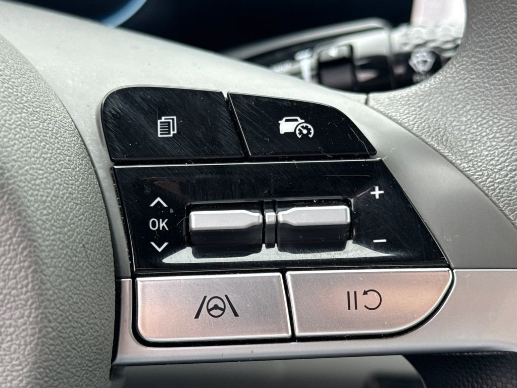 Used 2024 Hyundai Elantra SEL FWD image 31
