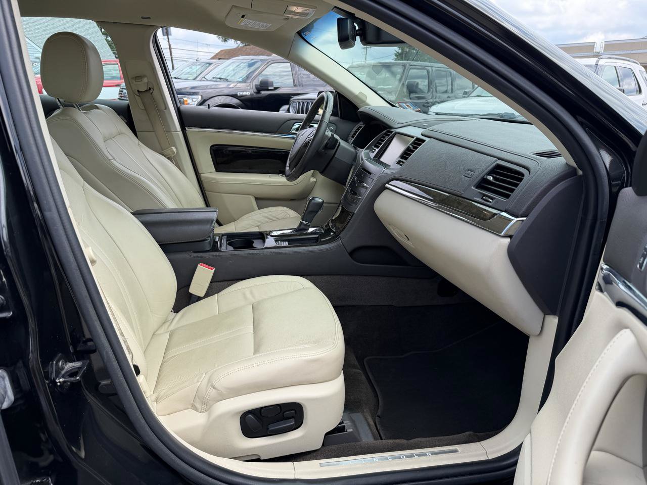 Used 2015 Lincoln MKS w/ Equipment Group 101A FWD image 15