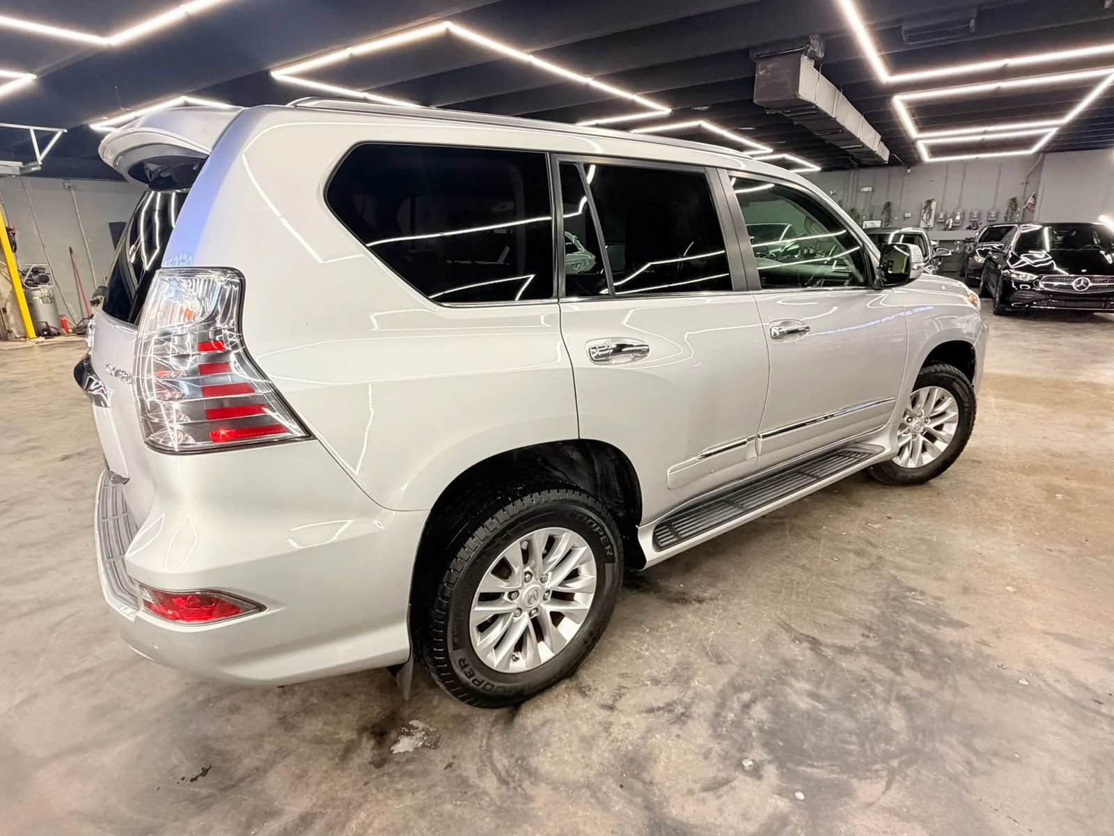 Used 2014 Lexus GX 460 w/ Premium Package AWD/4WD image 3