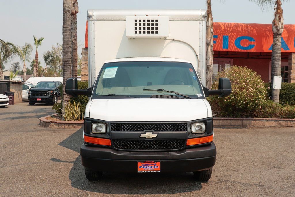 Used 2015 Chevrolet Express 4500 RWD image 3