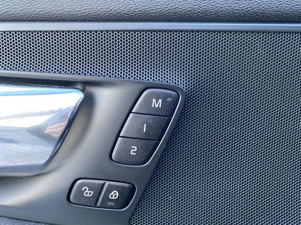 Used 2019 Volvo XC60 T5 Momentum w/ Premium Package image 12