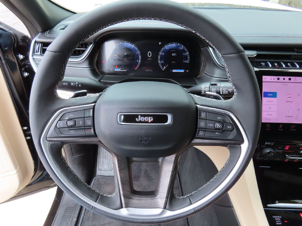 Used 2025 Jeep Grand Cherokee Limited AWD/4WD image 17