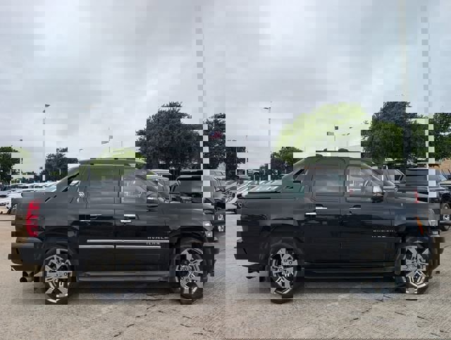 Used 2013 Chevrolet Avalanche LTZ image 3