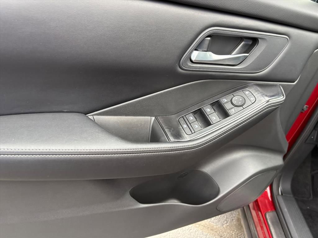 Certified 2025 Nissan Rogue SV image 22