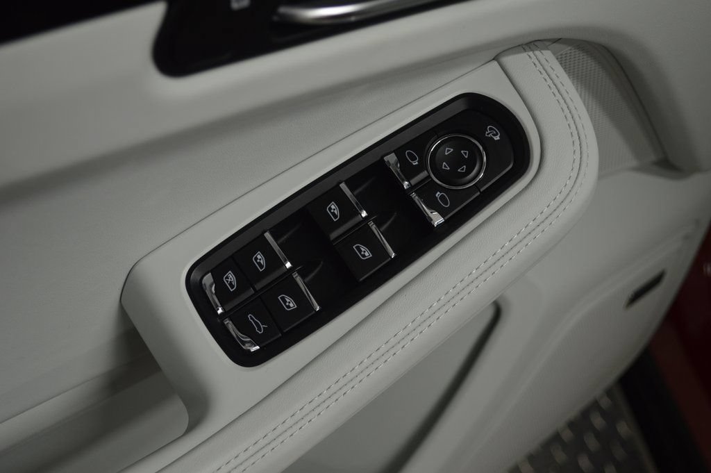 Certified 2025 Porsche Macan AWD/4WD image 18