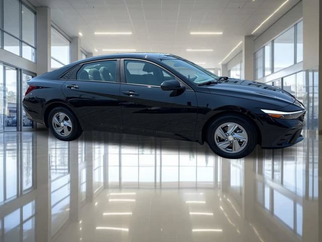 Certified 2024 Hyundai Elantra SE FWD image 6