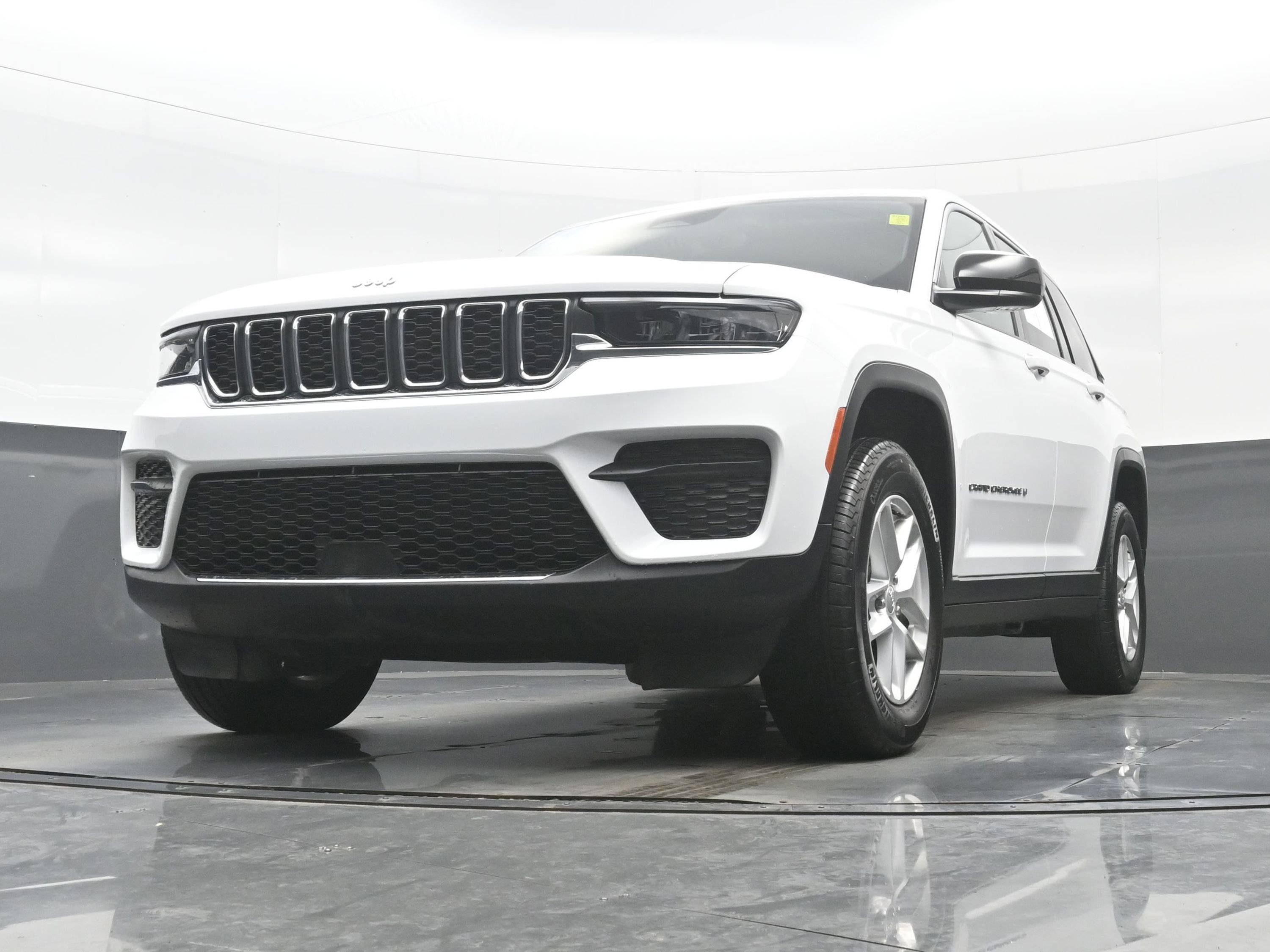 Used 2024 Jeep Grand Cherokee Laredo X image 27