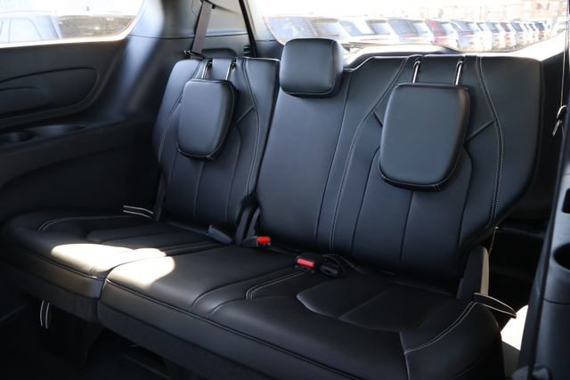 New 2026 Chrysler Pacifica Select image 11