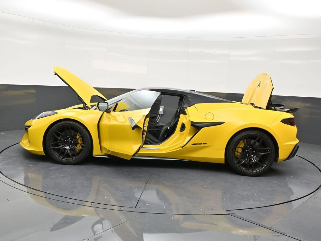 Used 2025 Chevrolet Corvette Z06 w/ Stealth Interior Trim Package RWD image 30