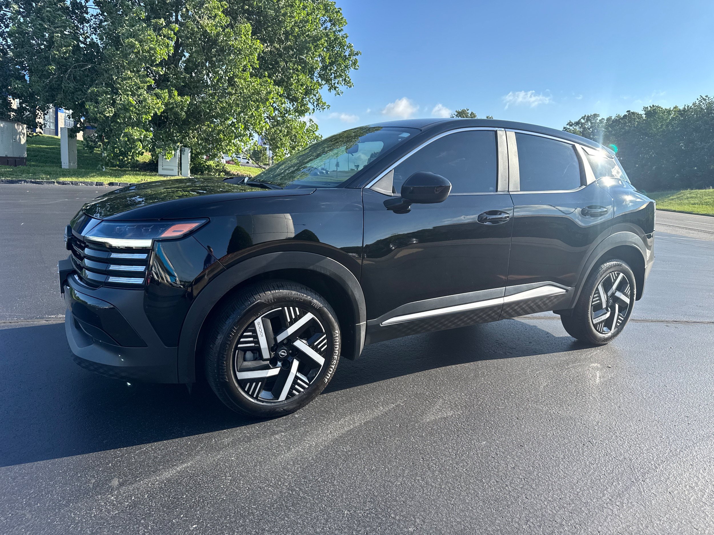 Used 2025 Nissan Kicks SV FWD image 2