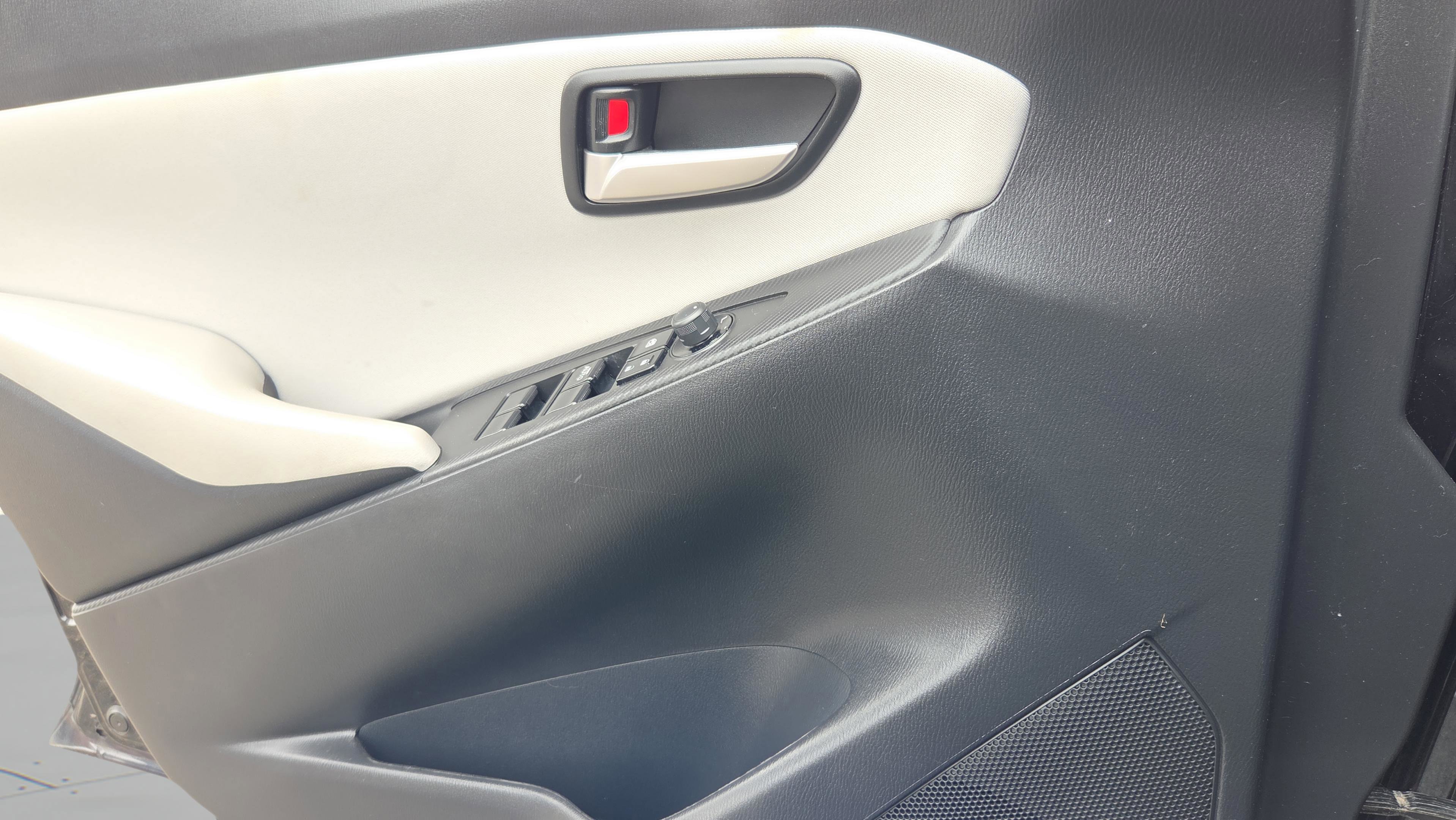 Used 2020 Toyota Yaris L image 30