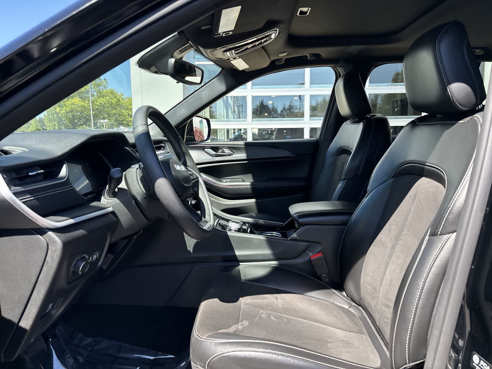 Certified 2023 Jeep Grand Cherokee Altitude AWD/4WD image 8