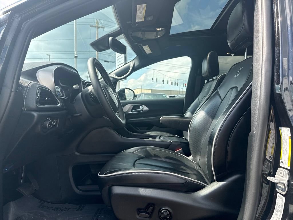 Used 2025 Chrysler Pacifica Limited FWD image 27