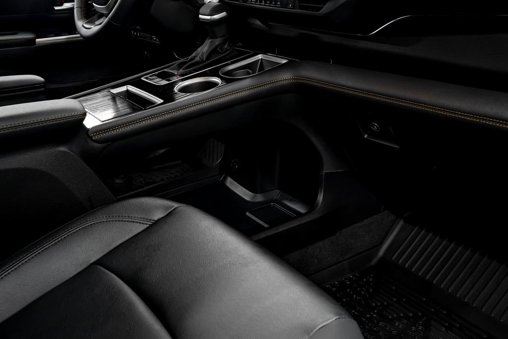 Used 2025 Toyota Sienna XLE Woodland Edition image 31