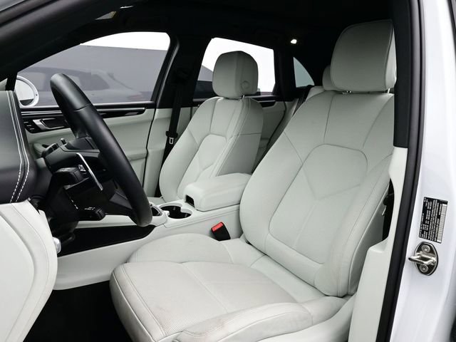 Certified 2025 Porsche Macan image 5