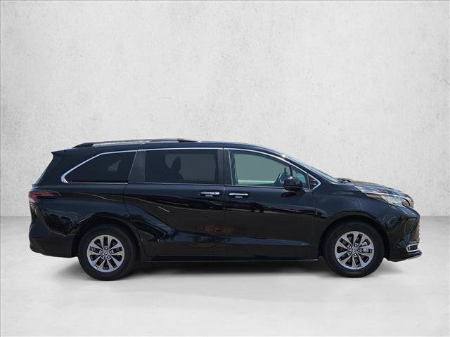 Used 2023 Toyota Sienna XLE FWD image 4