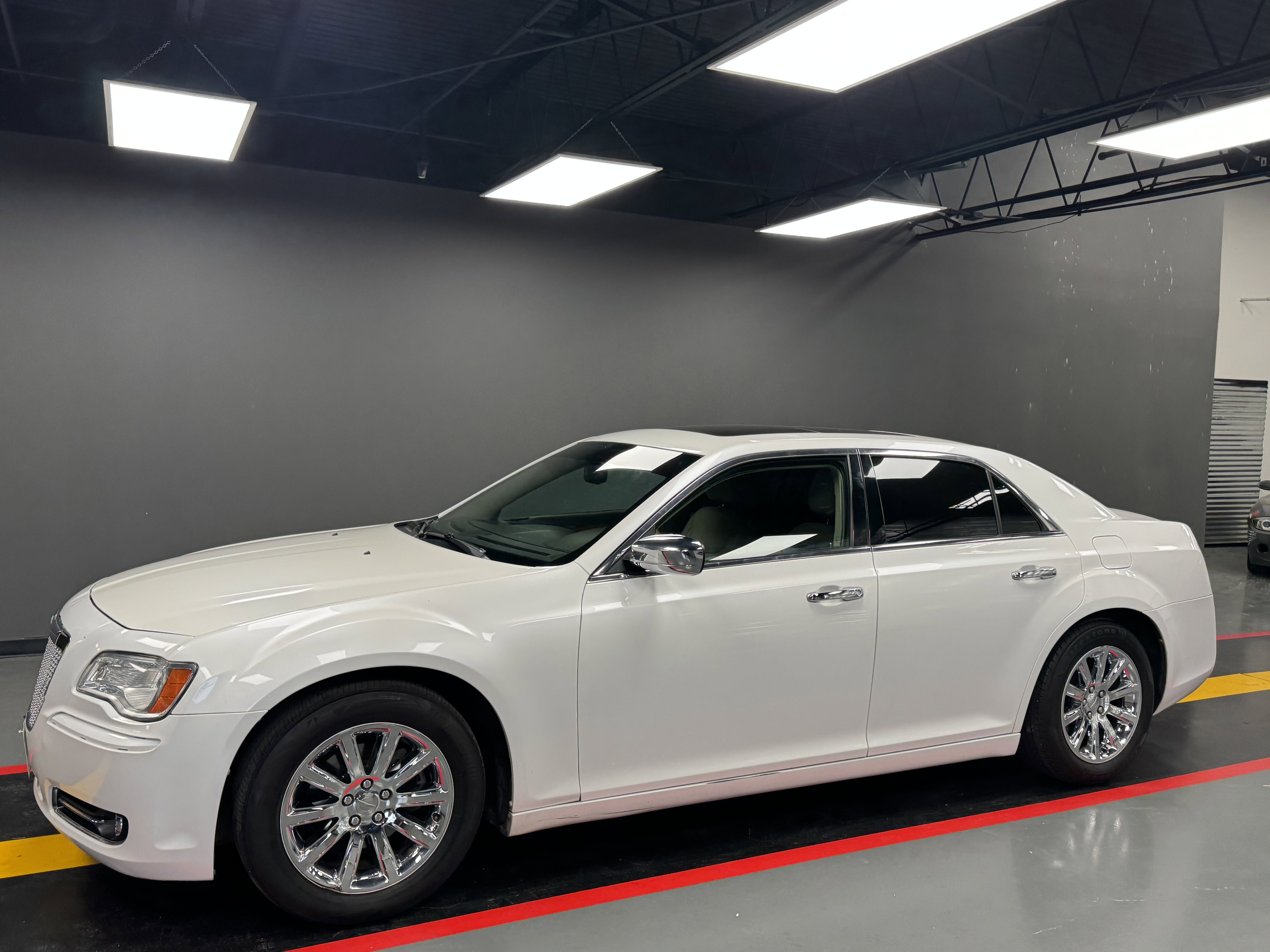 Used 2013 Chrysler 300 C image 2