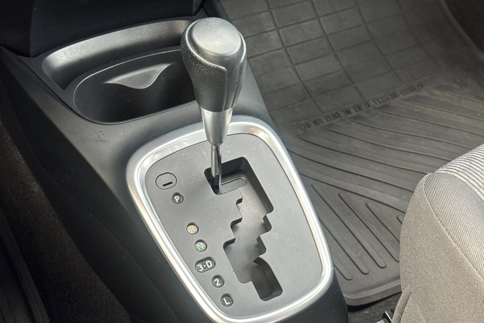 Used 2016 Toyota Yaris L image 23