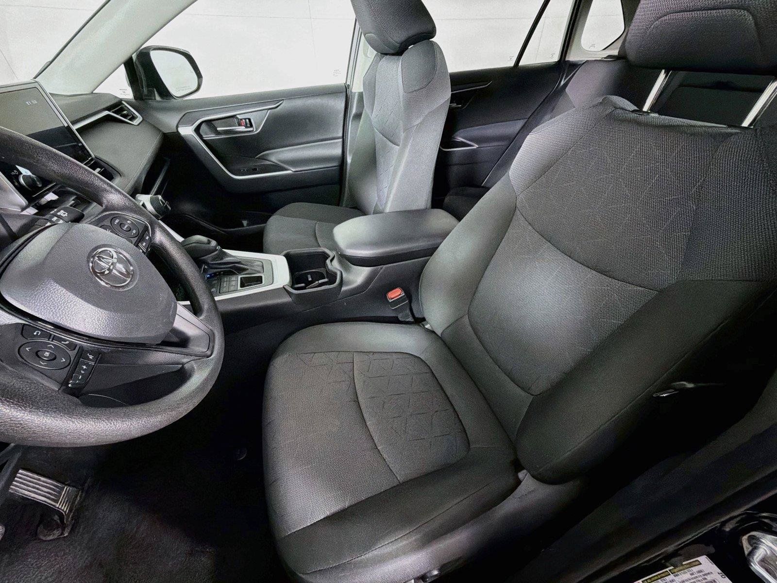 Used 2025 Toyota RAV4 XLE AWD/4WD image 2