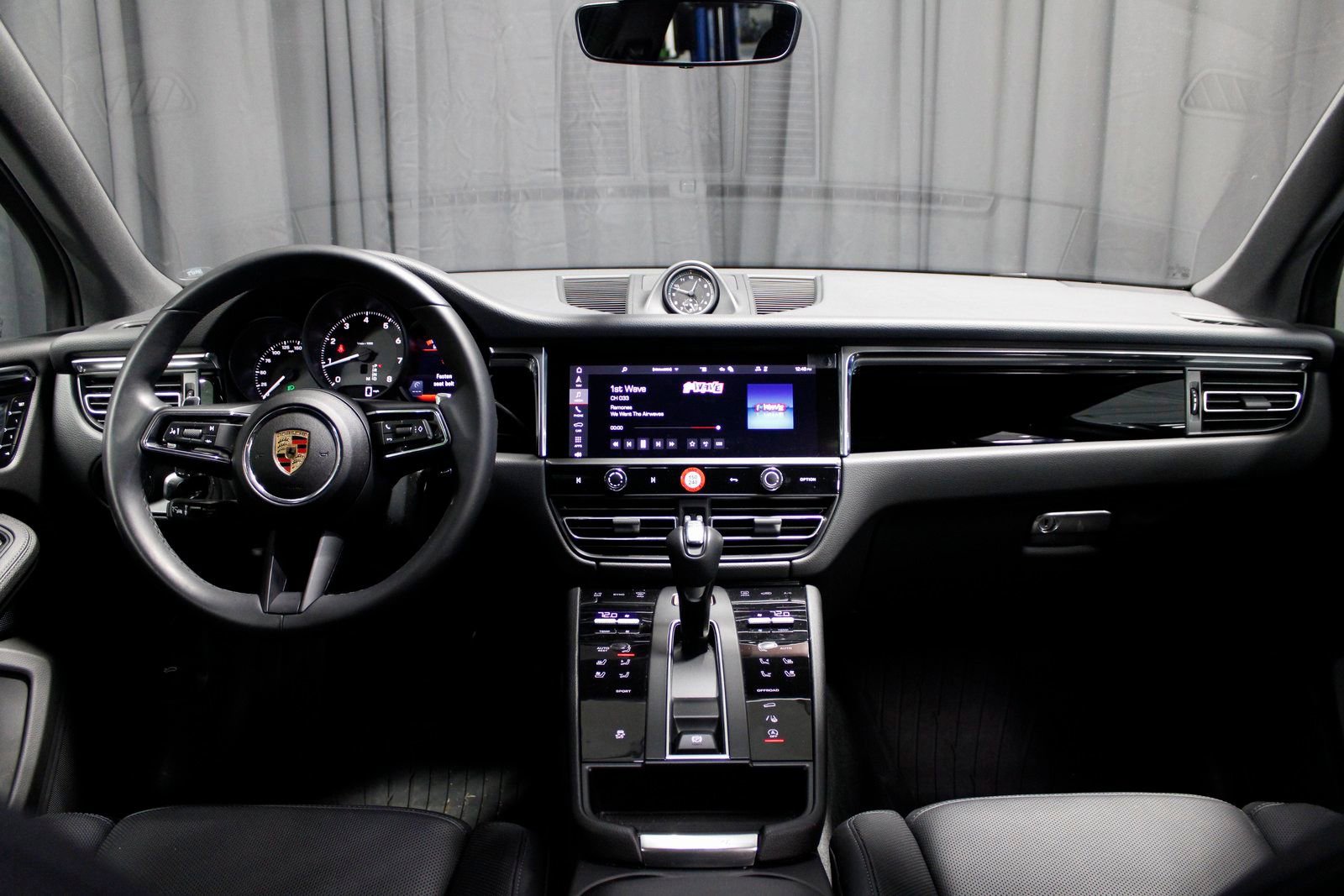 Certified 2025 Porsche Macan image 23