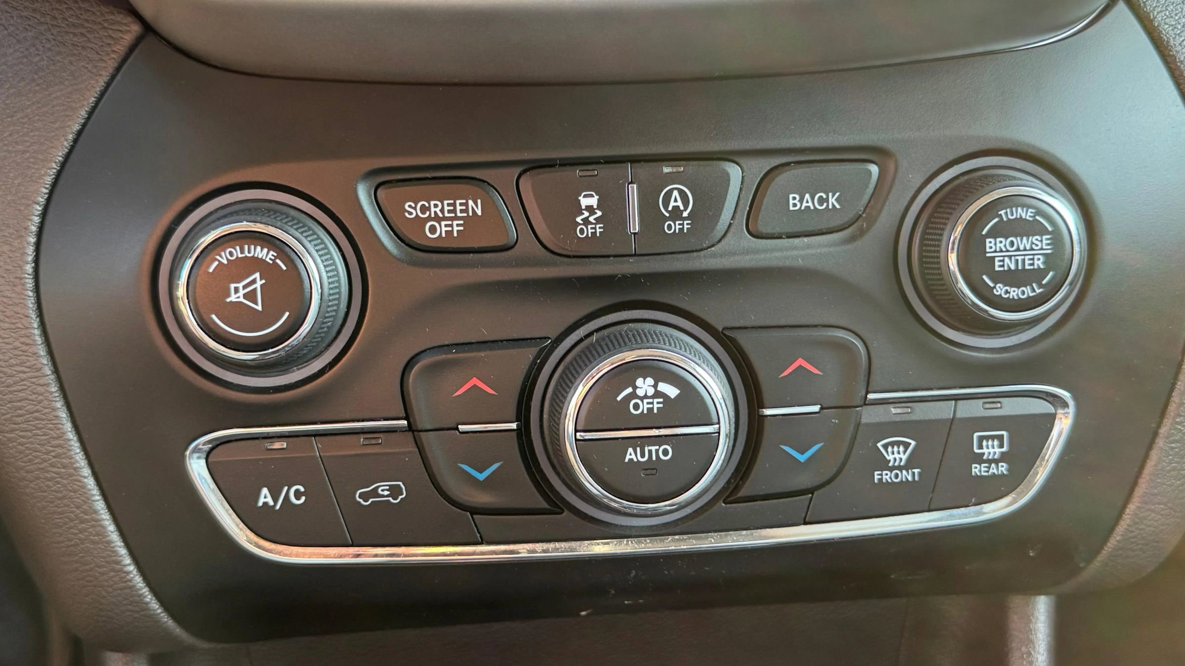 Used 2017 Jeep Cherokee Overland w/ Technology Group image 20