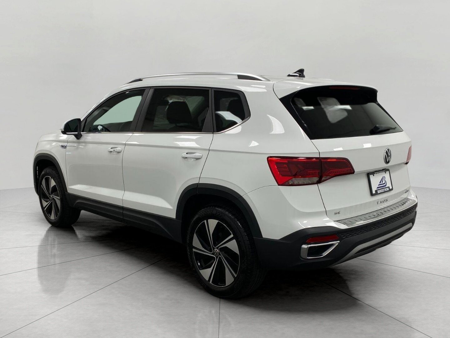 Used 2023 Volkswagen Taos SE w/ Panoramic Sunroof Package AWD/4WD image 7