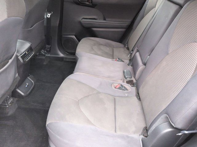 Used 2022 Toyota Highlander LE image 15